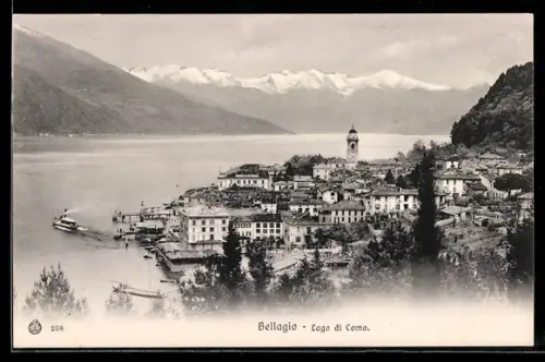 AK Bellagio /Lago di Como, Vista panoramica della città e del lago con montagne innevate e barca a vapore