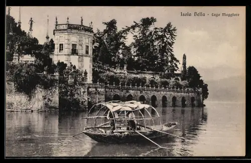AK Isola Bella /Lago Maggiore, Vista del palazzo con barca tradizionale sul lago