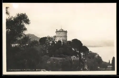 AK Portofino, Castello Browne su collina alberata con vista mare