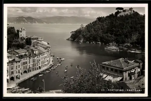AK Portofino, Panorama del porto con barche e paesaggio collinare