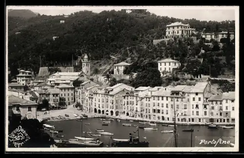 AK Portofino, Vista sul porto con barche a vela e edifici storici sullo sfondo