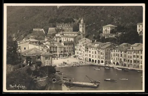AK Portofino, Vista panoramica del porto con barche e architettura storica