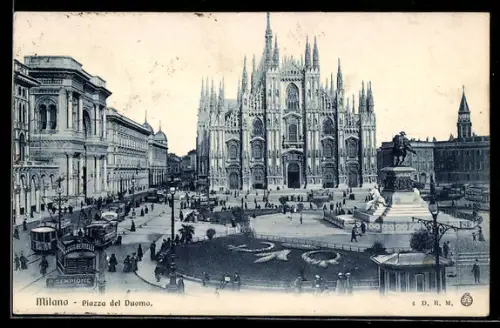 AK Milano, Piazza del Duomo con tram e monumento equestri