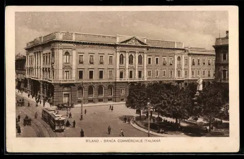 AK Milano, Banca Commerciale Italiana con tram e piazza animata, Monumento da Vinci