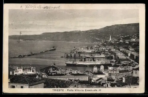 AK Trieste, Porto Vittorio Emanuele III con navi e panorama costiero