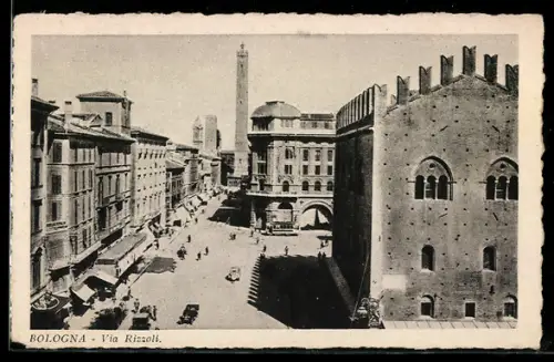 AK Bologna, Via Rizzoli con vista delle due torri e degli edifici storici