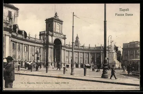 AK Napoli, Piazza Dante con passanti e architettura storica