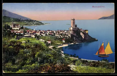 AK Malcesine, Vista panoramica del castello e barca a vela sul Lago di Garda