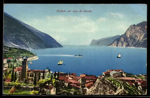 AK Torbole /Lago di Garda, Veduta panoramica con barche a vela e battello sul lago