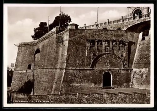 AK Perugia, Porta Marzia con fortificazioni storiche