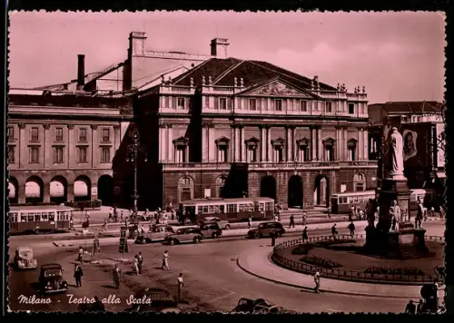 AK Milano, Teatro alla Scala con tram e piazza affollata