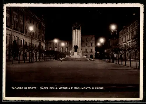 AK Taranto, Piazza della Vittoria e Monumento ai Caduti di notte