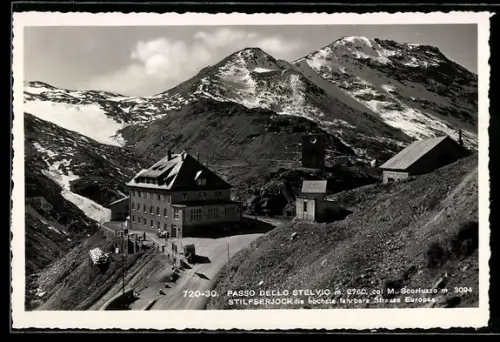 AK Passo dello Stelvio, La strada carrozzabile più alta d`Europa con edifici e montagne innevate
