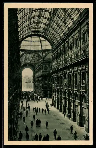AK Milano, Galleria Vittorio Emanuele II con passanti