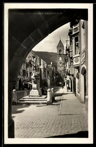 AK Vipiteno, Via Vittorio Emanuele III con campanile e statue