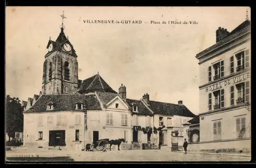 AK Villeneuve-la-Guyard, Place de l`Hôtel-de-Ville