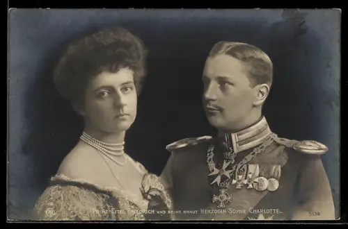 AK Prinz Eitel Friedrich von Preussen in Uniform mit Orden und seine Braut Herzogin Sophie Charlotte