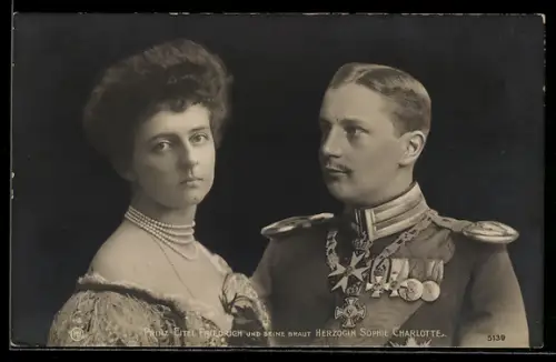 AK Prinz Eitel Friedrich von Preussen in Uniform mit Orden und seine Braut Herzogin Sophie Charlotte