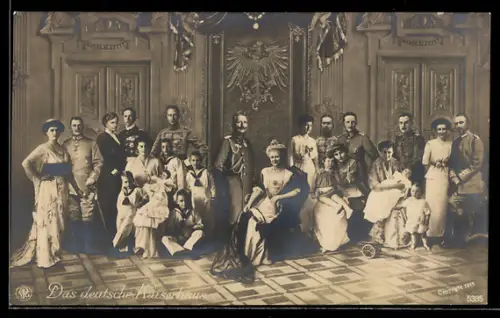 Foto-AK Das deutsche Kaiserhaus von Preussen porträtiert im Schloss