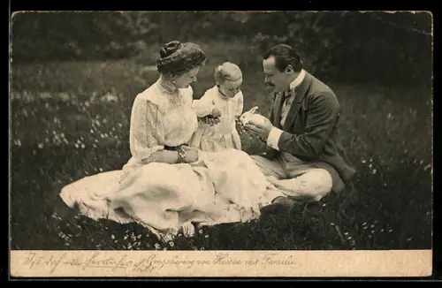 AK Grossherzog von Hessen mit Frau und Kind auf der Wiese