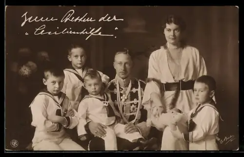 AK Kronprinz Wilhelm von Preussen mit seiner Gemahlin und den 4 Söhnen, Stofftier