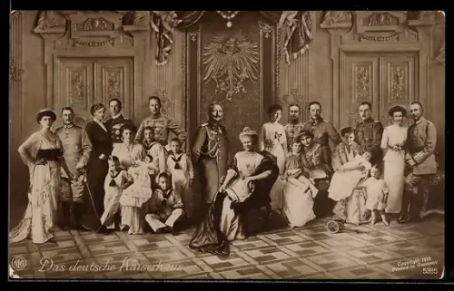 Foto-AK Das deutsche Kaiserhaus von Preussen porträtiert im Schloss
