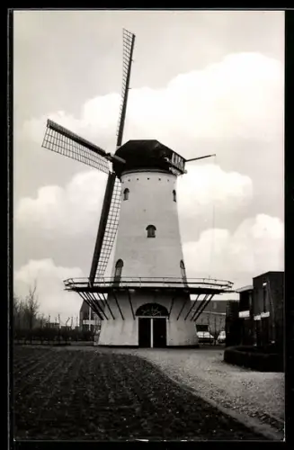 AK Korenmolen, Ansicht eienr Windmühle neben einem Feld