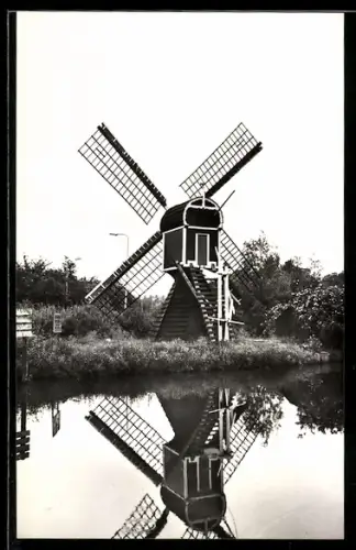 AK Leiden, Windmühle spiegelt sich im Wasser, Kikkerpolder aan de Haarlemmertrekvaart