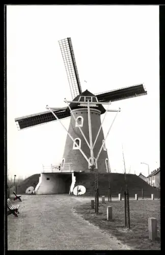 AK Lieshout, Die Windmühle De Leest auf einem Hügel am Wegesrand