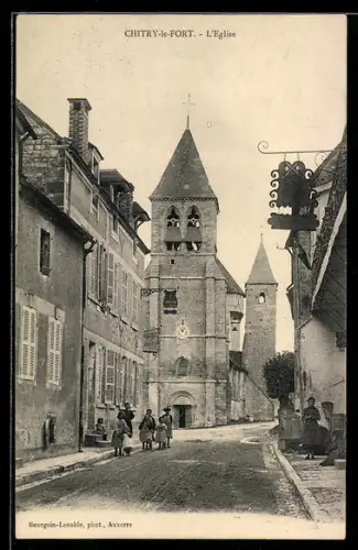 AK Chitry-le-Fort, L`Église et la rue animée avec habitants