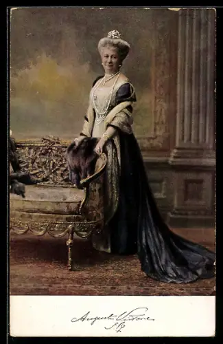 AK Kaiserin Auguste Victoriaim eleganten Kleid und Halsschmuck an einem Sofa stehend