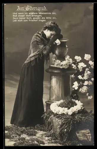 Foto-AK R & K / L, Frau trauert am Elterngrab