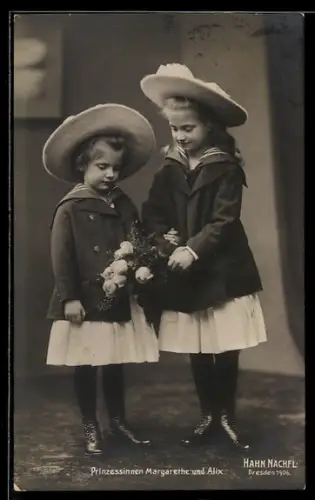 AK Prinzessinen Margarethe und Alix von Sachsen mit Blumenstrauss