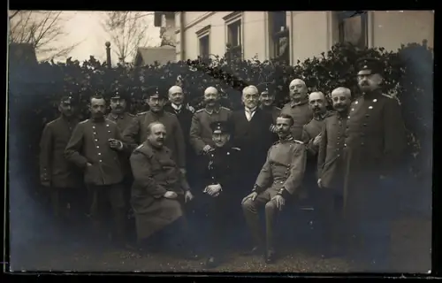Foto-AK Meschede, Gruppe von kriegsgefangenen Soldaten in Uniform