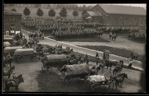 Foto-AK Dillingen /Donau, Ausmarsch der Truppen zur Front 1914, Kavalleristen und Planwagen
