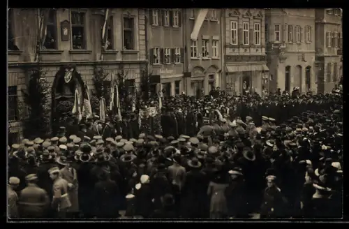 Foto-AK Dillingen /Donau, Ausmarsch der Truppen zur Front 1914, Versammlung mit Publikum