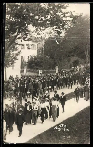 Foto-AK Dillingen /Donau, Ausmarsch der Truppen zur Front 1914, Soldaten und Angehörige
