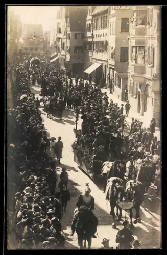 Foto-AK Dillingen /Donau, Ausmarsch der Truppen zur Front 1914, Geschmückte Wagen
