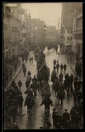 Foto-AK Dillingen /Donau, Ausmarsch der Truppen zur Front 1914, Planwagen und Soldaten