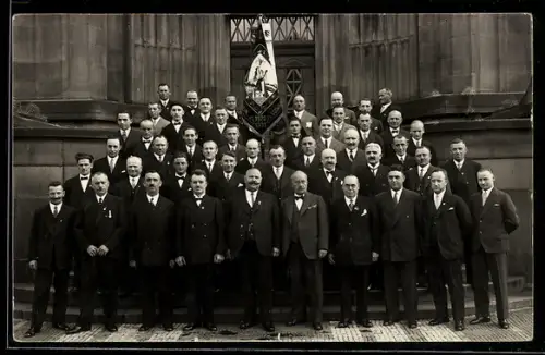 Foto-AK Mannheim, Gesangsverein der Eisenbahner, Gruppenfoto, Strassenbahn