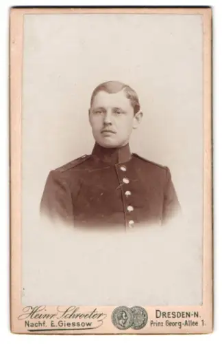 Fotografie Heinr. Schroeter, Dresden, Prinz Georg-Allee 1, Soldat vom Infanterie-Regiment in Uniform