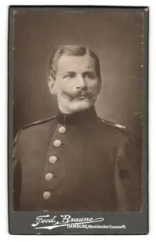 Fotografie Ferd. Braune, Hamburg, Wandsbeker-Chaussee 70, Soldat in Uniform