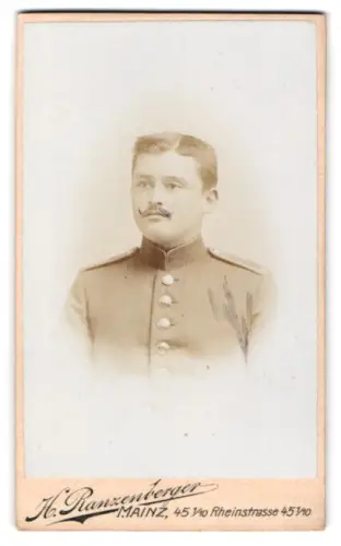 Fotografie H. Ranzenberger, Mainz, Rheinstr. 45, Soldat vom Infanterie-Regiment in Uniform