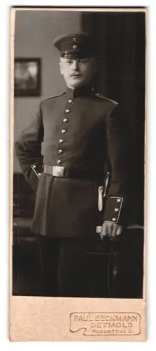 Fotografie Paul Beckmann, Detmold, Rosenthal 3, Gefreiter in Uniform mit Schirmmütze und Bajonett