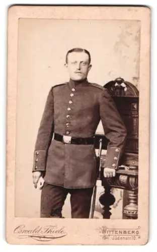 Fotografie Oswald Thiele, Wittenberg, Jüdenstrasse 10, Soldat vom Regiment Nr. 20 in Uniform mit Bajonett