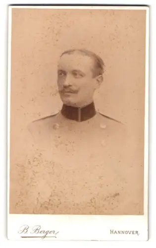 Fotografie B. Berger, Hannover, Schillerstr. 34A, Offizier im Uniformrock