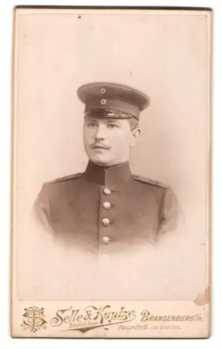 Fotografie Selle & Kuntze Nfg., Brandenburg a. H., Haupt-Str. 16, Soldat vom Füsilier-Regiment Nr. 35 in Uniform