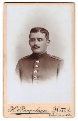 Fotografie Atelier Ranzenberger, Mainz, Rheinstrasse 45, Soldat Becker vom Infanterie-Leibregiment Grossherzogin Nr. 117