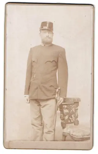 Fotografie unbekannter Fotograf und Ort, k.u.k. Gefreiter in Uniform mit Dienstmütze und Säbel, 1894