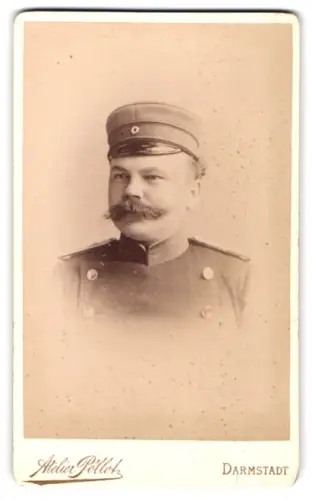 Fotografie Atelier Pöllot, Darmstadt, Hügelstrasse 59, Offizier im Überrock mit Schirmmütze